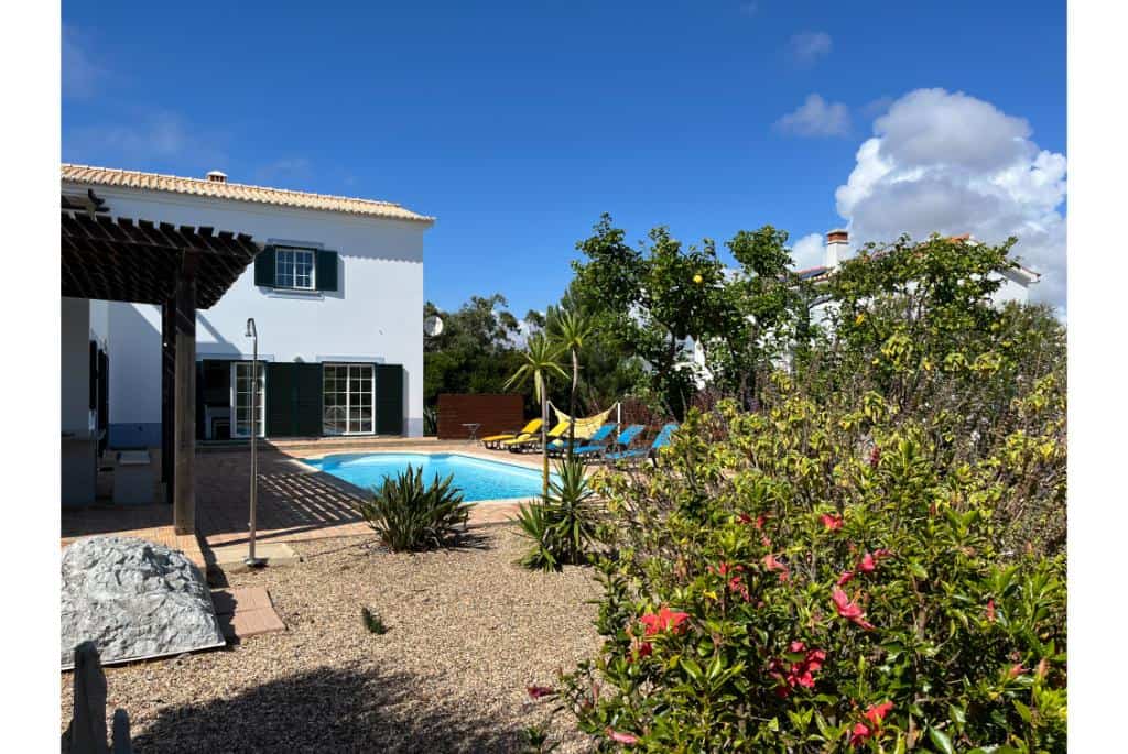 Direct vanuit huis loop je zo de duinen in richting de zee, wat een vrijheid. Reserveer dit prachtige vakantiehuis nu bij Westalgarve-booking.com!